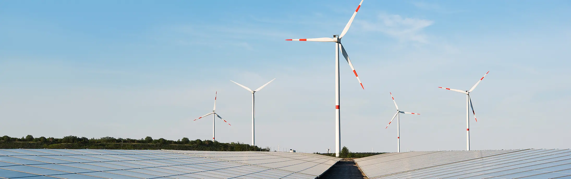 Turbinas eólicas y paneles solares