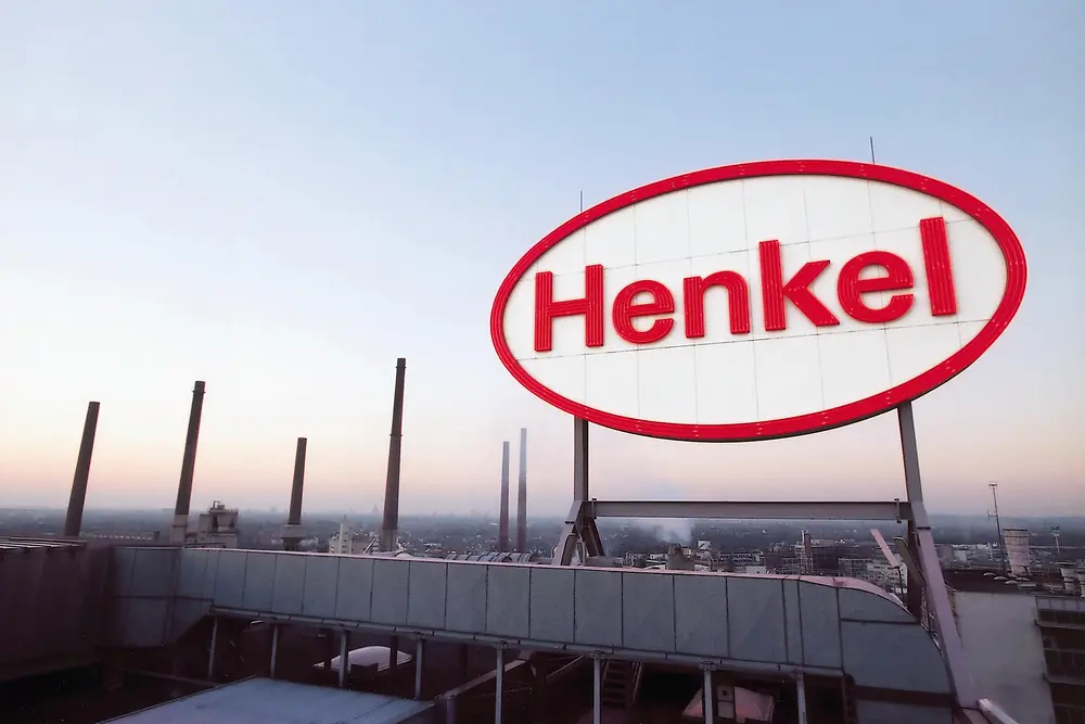 Logo de Henkel en la sede en Düsseldorf, Alemania