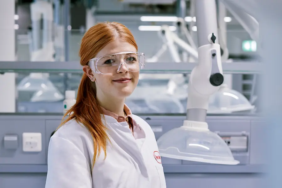 Una mujer en un laboratorio.
