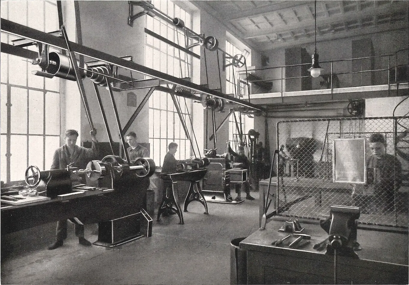 Aprendices trabajando con máquinas en el taller de metalurgia.