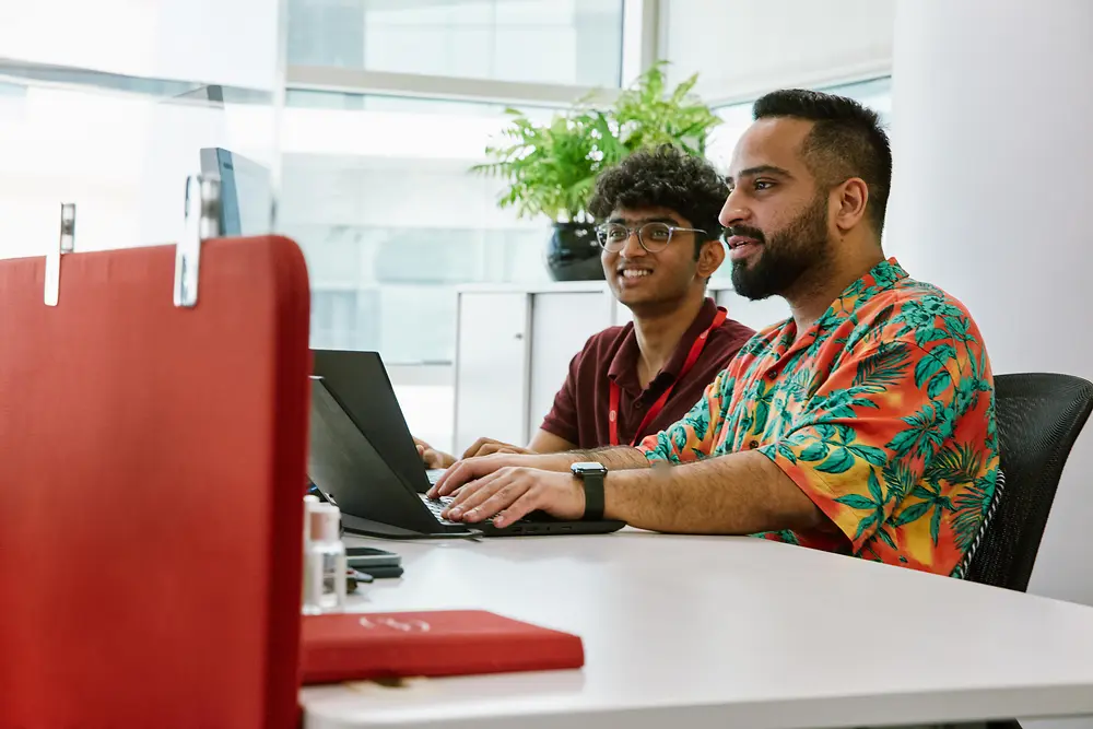 Especialistas en el ámbito digital que colaboran en la creación de soluciones preparadas para el futuro en un centro tecnológico de Henkel.