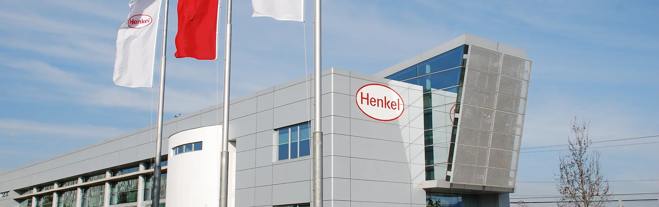 Toma de la fachada de las oficinas de Henkel Chile en Pudahuel.