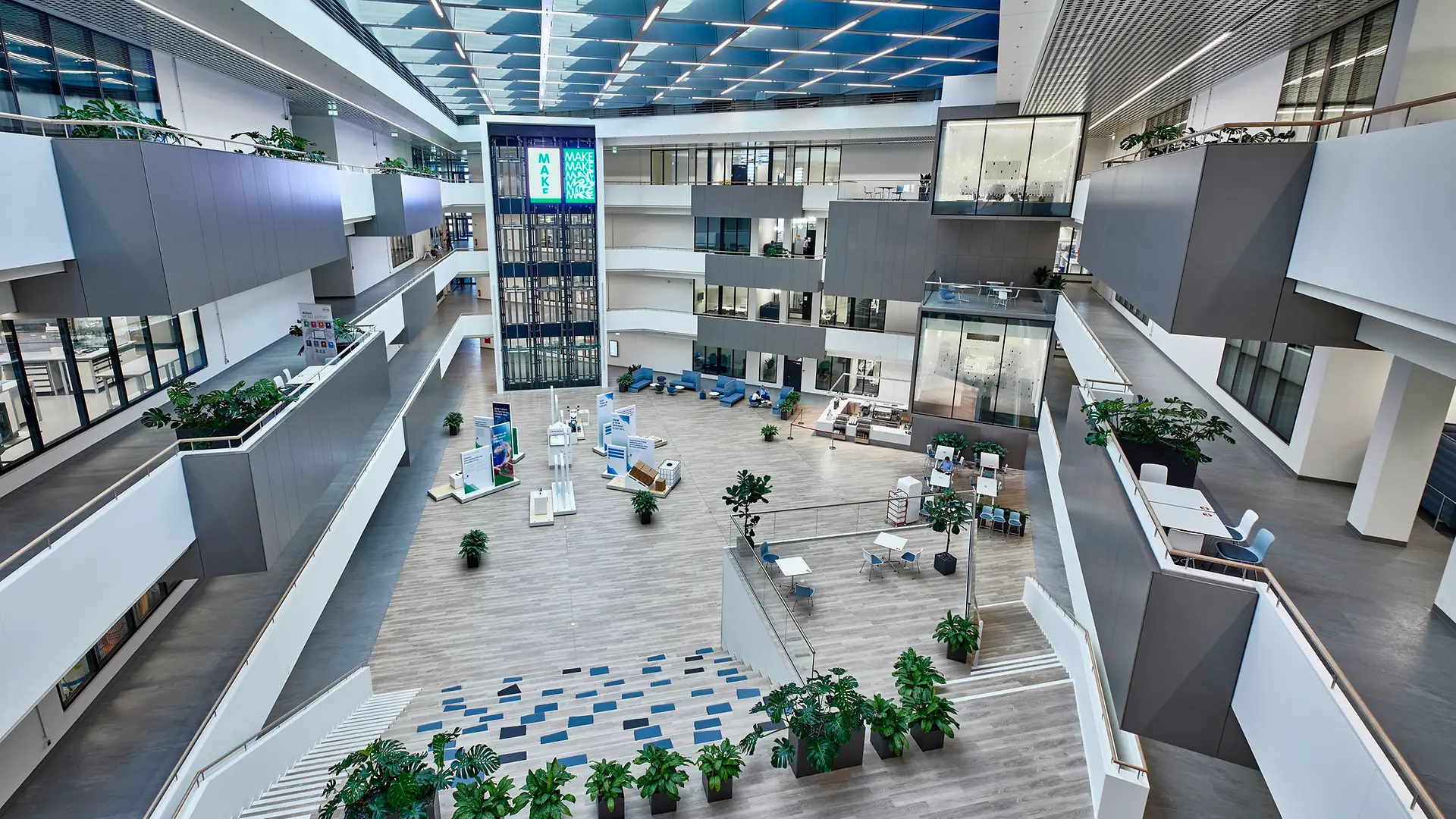 Vista interior del Inspiration Center Düsseldorf con el gran patio en el centro. La imagen también muestra los laboratorios de alta tecnología con fachada acristalada en un total de cuatro plantas.