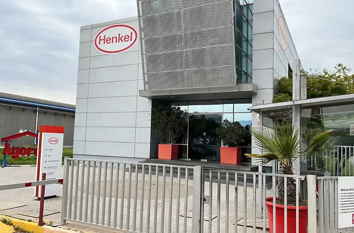Foto del frente de las oficinas de Henkel Chile en Pudahuel.