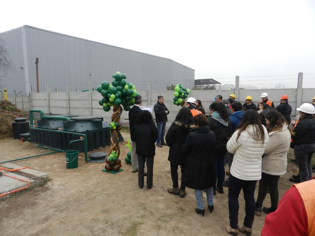 Los responsables del proceso de compostaje explican su funcionamiento a los colaboradores de Henkel Chile