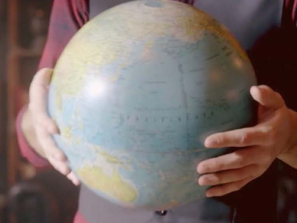 Mapa del mundo en las manos de una persona. 